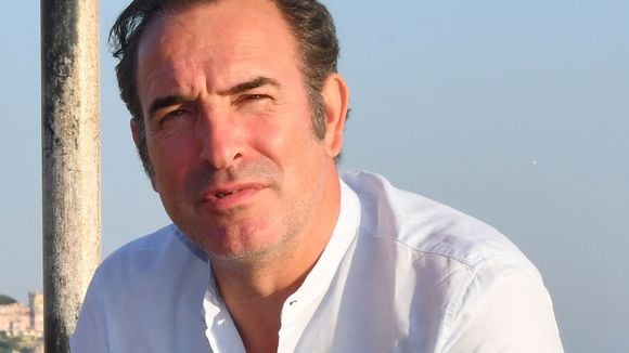 EXCLU La vie de Jean Dujardin entre Saint-Cloud, dans l'ancienne maison d'un grand nom du cinéma, et Soulac-sur-Mer où "il est comme chez lui"