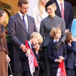 Pierre Casiraghi, Beatrice Borromeo, Stefano et Francesco dans la cour du palais princier le jour de la fête nationale de Monaco le 19 novembre 2024.

© Jean-Charles Vinaj / Pool Monaco / Bestimage