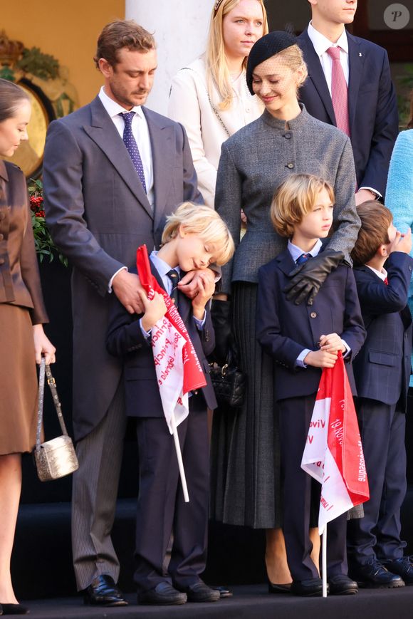 Pierre Casiraghi, Beatrice Borromeo, Stefano et Francesco dans la cour du palais princier le jour de la fête nationale de Monaco le 19 novembre 2024.

© Jean-Charles Vinaj / Pool Monaco / Bestimage