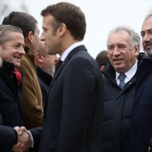 Le président français, Emmanuel Macron accompagné de Francois Bayrou et du ministre de la santé, Francois Braun arrive à la mairie de Fontaine-le-Comte pour visiter le Picta’bus, dispositif itinérant développé par la maison des adolescents de la Vienne, Fontaine-le-Comte, le 8 décembre 2022.  © Stéphane Lemouton / Bestimage