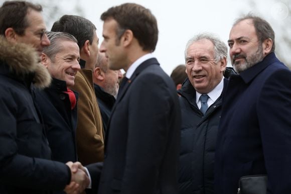 Le président français, Emmanuel Macron accompagné de Francois Bayrou et du ministre de la santé, Francois Braun arrive à la mairie de Fontaine-le-Comte pour visiter le Picta’bus, dispositif itinérant développé par la maison des adolescents de la Vienne, Fontaine-le-Comte, le 8 décembre 2022.  © Stéphane Lemouton / Bestimage