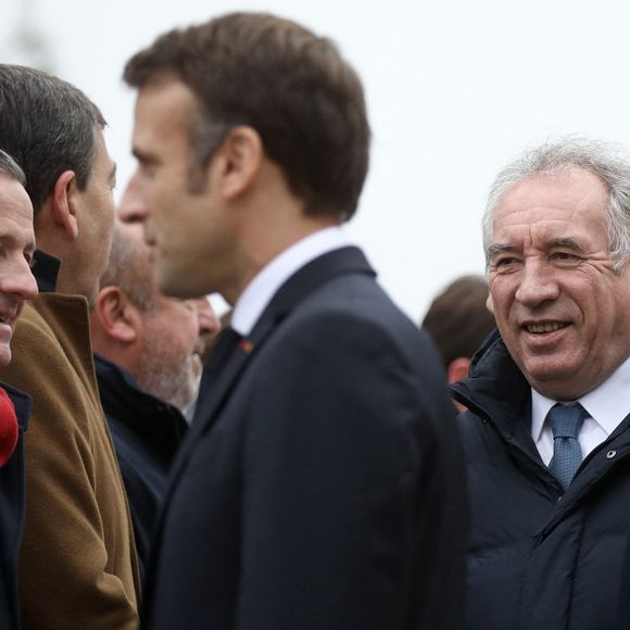 Le président français, Emmanuel Macron accompagné de Francois Bayrou et du ministre de la santé, Francois Braun arrive à la mairie de Fontaine-le-Comte pour visiter le Picta’bus, dispositif itinérant développé par la maison des adolescents de la Vienne, Fontaine-le-Comte, le 8 décembre 2022.  © Stéphane Lemouton / Bestimage