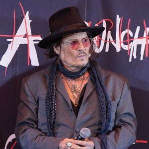 Johnny Depp donne une conférence de presse pour son exposition "A Bunch of Stuff" à Tokyo (Japon), le 27 novembre 2025. "A Bunch of Stuff" retrace 30 ans de la carrière artistique de Johnny Depp, à travers les lieux qu'il a visités, les personnes qu'il a rencontrées et les objets qu'il a possédés, présentés dans plusieurs galeries thématiques, pour une immersion cinématographique dans son univers.
Aflo / Bestimage
