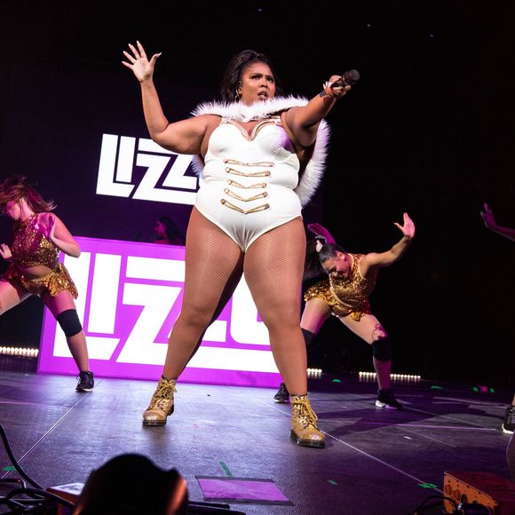 Lizzo a dévoilé sur les réseaux sociaux sa transformation physique à travers des photos avant/après, affirmant qu’elle n’a jamais eu recours à l’Ozempic. 

La chanteuse Lizzo en concert lors du festival "WZPL Jingle Jam" à Indianapolis. 
© Lora Olive / Zumapress / Bestimage