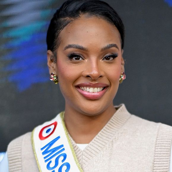 Elle sera en concurrence avec plein de stars dont Angelique Angarni-Filopon

Miss France 2025 Angelique Angarni-Filopon pose lors du TRANSAT CAFE L OR le 24 octobre 2025 au Havre, France. Photo par Franck Castel/ABACAPRESS.COM