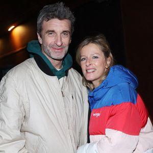 Karin Viard et son mari Manuel Herrero assistent à la Airnadette Demolition Party qui se tient au Trianon à Paris, France, le 9 novembre 2023.