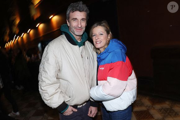 Karin Viard et son mari Manuel Herrero assistent à la Airnadette Demolition Party qui se tient au Trianon à Paris, France, le 9 novembre 2023.