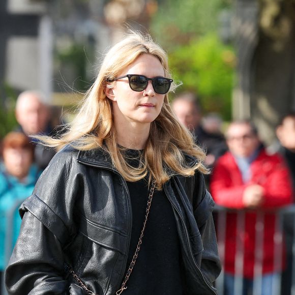 Virginie Efira aux arrivées des obsèques d'Emilie Dequenne au cimetière Père Lachaise à Paris, France, le 26 mars 2025. © Cyril Moreau/Bestimage