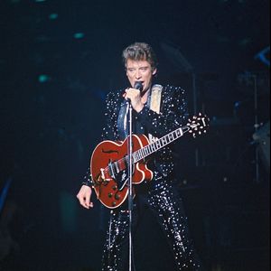 Johnny Hallyday en concert avec sa guitare en 1984 au Zenith.
