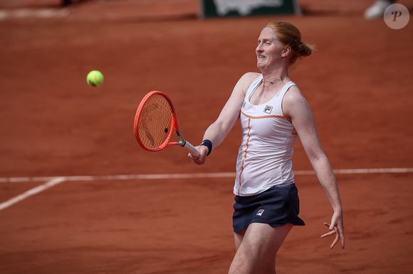 Alison Van Uytvanck va avoir un peu de temps devant elle, pour s'occuper de sa petite famille. Le 19 août 2024, la joueuse avait en effet annoncé qu'elle avait décidé de mettre un terme "pour le moment" à sa carrière de joueuse professionnelle, selon la RTBF.

La Belge Alison Van Uytvanck lors des Internationaux de France de Tennis de Roland Garros 2022, le 25 mai 2022. © Aurélien Morissard / Panoramic / Bestimage