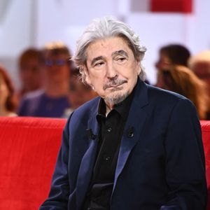 Serge Lama - Enregistrement de l'émission "Vivement dimanche" au studio Gabriel à Paris le 23 janvier 2024, diffusée le 11 février 2024 sur France 3. 
© Guillaume Gaffiot / Bestimage