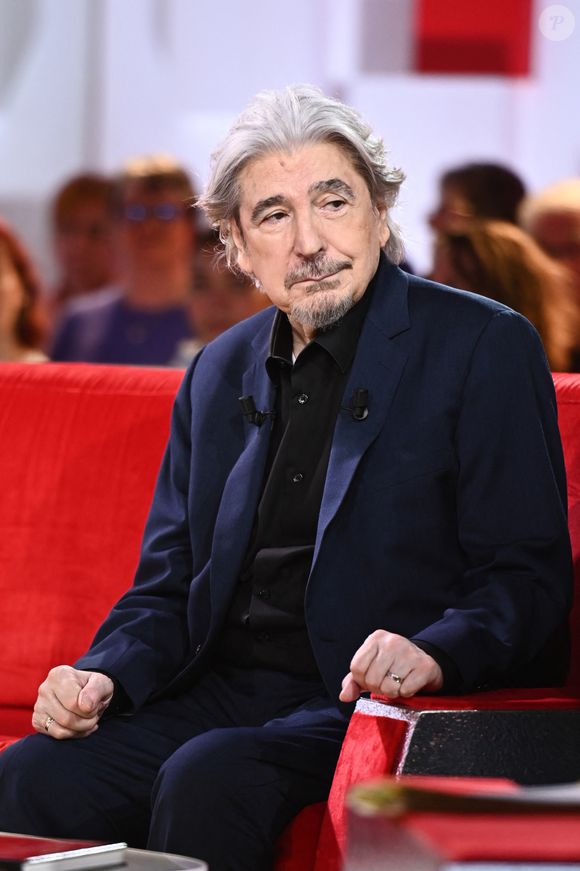 Serge Lama - Enregistrement de l'émission "Vivement dimanche" au studio Gabriel à Paris le 23 janvier 2024, diffusée le 11 février 2024 sur France 3. 
© Guillaume Gaffiot / Bestimage