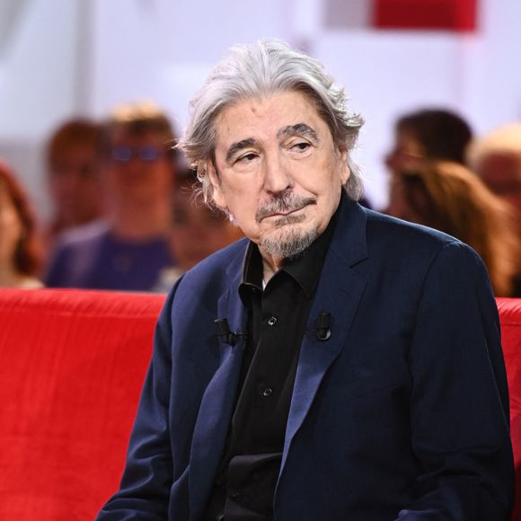 Serge Lama - Enregistrement de l'émission "Vivement dimanche" au studio Gabriel à Paris le 23 janvier 2024, diffusée le 11 février 2024 sur France 3. 
© Guillaume Gaffiot / Bestimage