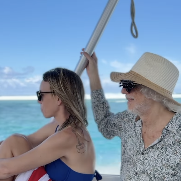 "Voyager en famille, ce n'est pas juste découvrir un endroit. C'est créer des souvenirs qui restent pour toujours", poursuit-elle

Laetitia et Louis Bertignac sur un bateau, en vacances à Tahiti, en avril 2026