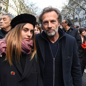 Son père la soutient à 100%.

Stéphane Freiss et sa fille Camille lors de la Marche blanche en hommage à Mireille Knoll, une octogénaire assassinée, et contre l'antisémitisme à Paris le 28 mars 2018. 

© Lionel Urman/Bestimage