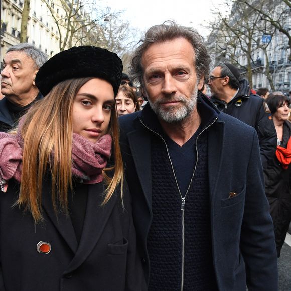 Son père la soutient à 100%.

Stéphane Freiss et sa fille Camille lors de la Marche blanche en hommage à Mireille Knoll, une octogénaire assassinée, et contre l'antisémitisme à Paris le 28 mars 2018. 

© Lionel Urman/Bestimage