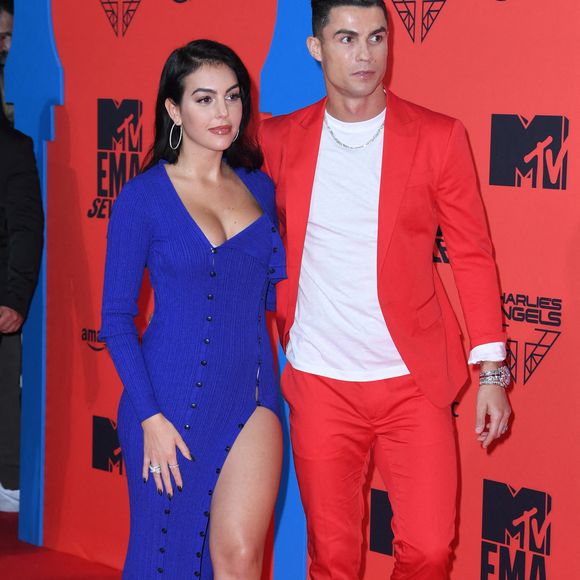 Photo datée du 3 novembre 2019. Georgina Rodriguez et Cristiano Ronaldo ont annoncé le décès de leur fils jumeau nouveau-né. Leur fille jumelle a survécu. On les voit ici lors des MTV Europe Music Awards 2019, qui se sont tenus au Centre de conférences et d'expositions FIBES de Séville, en Espagne. Crédit photo : Doug Peters/EMPIC PA Photos/ABACA