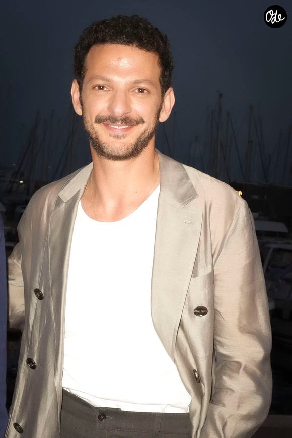 À 39 ans, il possède une solide carrière au théâtre, marquée notamment par trois Molières, dont deux de l’humour.

Exclusif - Rendez-vous avec Vincent Dedienne en marge de l'émission "C à vous" lors du 77ème Festival International du Film de Cannes le 23 mai 2024. © Jack Tribeca / Bestimage