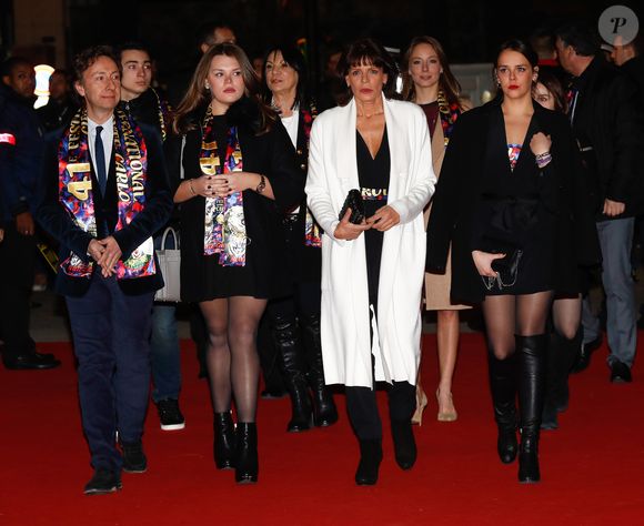 Stéphane Bern, la princesse Stéphanie de Monaco entre ses filles Pauline Ducruet et Camille Gottlieb - La famille princière de Monaco lors du 41ème Festival International du Cirque de Monte-Carlo, le 20 janvier 2017. 

© Jean-Charles Vinaj/Pool Restreint Monaco/Bestimage
