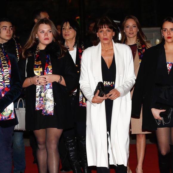 Stéphane Bern, la princesse Stéphanie de Monaco entre ses filles Pauline Ducruet et Camille Gottlieb - La famille princière de Monaco lors du 41ème Festival International du Cirque de Monte-Carlo, le 20 janvier 2017. 

© Jean-Charles Vinaj/Pool Restreint Monaco/Bestimage