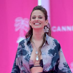 Lucie Lucas  pose sur le tapis rose lors de la deuxième journée du 6e Festival international Canneseries à Cannes, en France. Copyright : Franck Castel/ABACAPRESS.COM