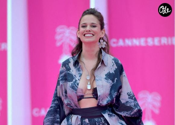 Lucie Lucas  pose sur le tapis rose lors de la deuxième journée du 6e Festival international Canneseries à Cannes, en France. Copyright : Franck Castel/ABACAPRESS.COM