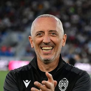 Gad Elmaleh - Célébrités lors du match de gala caritatif au profit des fondations Théodora et Terres d'espoir en faveur des enfants hospitalisés et des personnes en difficulté, le 6 septembre 2025. 

© Romain Doucelin/Bestimage