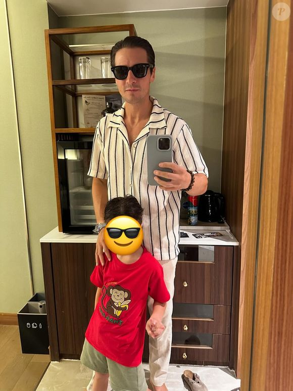 Julien Dereims a publié un adorable cliché sur Instagram ce samedi 12 juillet 2025. Il prend la pose avec son petit garçon de 5 ans, qui a bien grandi.

Julien Dereims prend la pose avec son fils Lino le samedi 12 juillet 2025 © Instagram