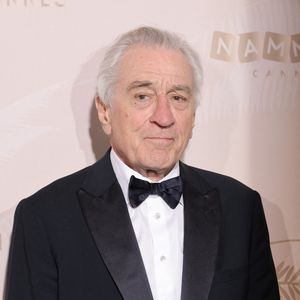 Si l'acteur oscarisé a choisi ce petit coin de la France, ce n'est absolument pas par hasard ! Ce voyage est avant tout un hommage à son papa, Robert De Niro Sr. 

Robert de Niro - Photocall du dîner lors du 78ème Festival International du Film de Cannes le 13 mai 2025.

© Moreau / Borde / Jacovides / Bestimage