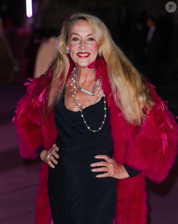 Mais lors de cette soirée, Mike Jagger a eu l'occasion de recroiser... Jerry Hall, qui fut sa femme entre 1990 et 1999, et avec qui il a eu quatre enfants.

Jerry Hall sur le tapis rose du photocall du bal du British Museum 2025 à Londres, Royaume Uni, le 18 octobre 2025. © GoffPhotos/Bestimage