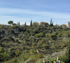 Parmi les lieux enchanteurs de l’établissement figure notamment la piscine en terrasse, cernée d’oliviers centenaires et de cyprès. C’est justement cette vue que Pierre Niney a tenu à mettre en avant dans sa story Instagram, partageant avec sa communauté une photo qui ne manque pas de couper le souffle.

Photo du séjour de Pierre Niney et de sa compagne Natasha Andrews à La Bastide dans la commune de Gordes - Instagram le dimanche 25 octobre 2026