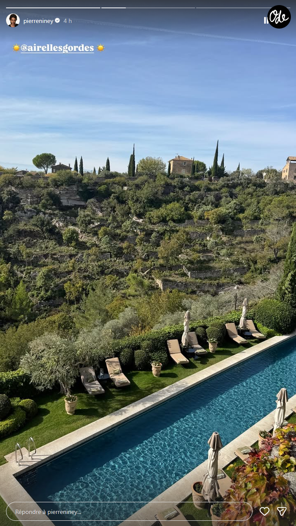 Parmi les lieux enchanteurs de l’établissement figure notamment la piscine en terrasse, cernée d’oliviers centenaires et de cyprès. C’est justement cette vue que Pierre Niney a tenu à mettre en avant dans sa story Instagram, partageant avec sa communauté une photo qui ne manque pas de couper le souffle.

Photo du séjour de Pierre Niney et de sa compagne Natasha Andrews à La Bastide dans la commune de Gordes - Instagram le dimanche 25 octobre 2026