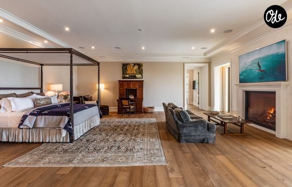 L’ancienne propriété de Ben Affleck et Jennifer Lopez à Beverly Hills s’étend sur près de deux hectares. La résidence compte 12 chambres, 24 salles de bains, une piscine à débordement, un vaste complexe sportif et un garage pouvant accueillir 12 voitures. Crédit photo : Simon Berlyn.