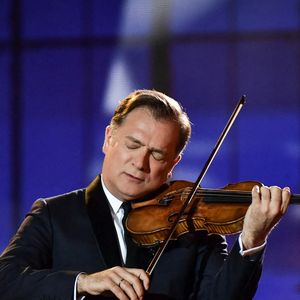 "J'ai dû googler son nom. J'ai vu sa photo, et j'ai confirmé le dîner" 

Le violoniste français Renaud Capucon se produit avant l'arrivée de la flamme olympique lors du relais de la flamme olympique à Paris le 14 juillet 2024. Photo by Firas Abdullah/ABACAPRESS.COM