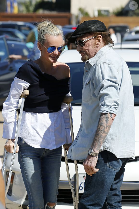 Johnny Hallyday avec sa femme Laeticia, qui marche toujours avec des béquilles, accompagnés de Maxim Nucci (Yodelice), arrivent au restaurant "Soho House" à Malibu, le 09 mars 2017. (Agence / Bestimage).