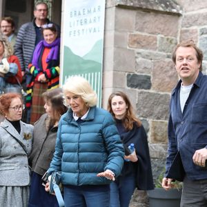 Le 27 septembre 2025, la reine Camilla (Camilla Parker Bowles, reine consort d'Angleterre) assistait au festival littéraire de Braemar, où son fils Tom Parker Bowles était invité à prendre la parole. Photo : GOFF  / BESTIMAGE
