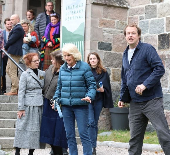 Le 27 septembre 2025, la reine Camilla (Camilla Parker Bowles, reine consort d'Angleterre) assistait au festival littéraire de Braemar, où son fils Tom Parker Bowles était invité à prendre la parole. Photo : GOFF  / BESTIMAGE