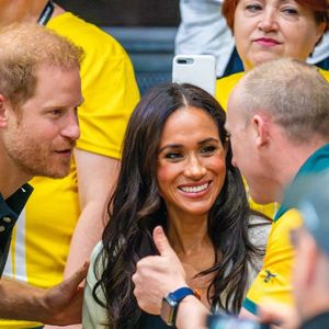 Le prince Harry, duc de Sussex et Meghan Markle, duchesse de Sussex, assistent au match de basket-ball en fauteuil roulant à la Merkur Spiel-Arena lors des Jeux Invictus à Düsseldorf (Allemagne), le 13 septembre 2023. (Backgrid USA / Bestimage).