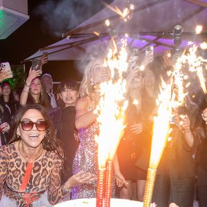 Exclusif - Sandra Sisley (anniversaire), Jennifer Ayache lors d'une soirée  à la suite Sandra & Co lors du Festival International des Séries de Cannes, Canneseries Saison 8, à l’hôtel JW Marriott Cannes le 25 avril 2025.
Sandra Sisley célèbre son anniversaire au Marriott Cannes : une soirée entre élégance, musique et audace
Hier soir, le Marriott à Cannes a accueilli l’anniversaire très attendu de Sandra Sisley. Une soirée chaleureuse et vibrante, réunissant personnalités du monde artistique, figures influentes et amis fidèles autour d’un programme festif et solaire.
Claire d’Espagne, proche de Sandra, a partagé avec elle une montée des marches sublime, toutes deux vêtues de créations signées Les Iconiques Cannes – robes spectaculaires et silhouettes fortes, à l’image de la soirée.
Parmi les moments forts de la soirée, une performance improvisée au piano a captivé les invités. Fleur Pellerin, présente et souriante, a particulièrement adoré l’ambiance musicale.
Le défilé signé Roda Soleil  a enchanté l’assemblée. Trois passages de mannequins ont dévoilé des maillots de bain techniques aux imprimés audacieux, alliant design et innovation textile : bronzage possible tout en bénéficiant d’un indice de protection 30. Le final a vu Sandra Sisley elle-même défiler, vêtue d’un maillot Rodas rehaussé d’un voile spectaculaire, clin d’œil assumé à Madonna.
La soirée a également pu compter sur le soutien de DAY+, partenaire de l’événement, qui a accompagné cette célébration unique.
César Domboy, membre du jury de Canneséries, a passé un agréable moment en journée en dégustant sont cépage du prestigieux châteaux Minuti comme en soirée, découvrant les lieux avec beaucoup d’enthousiasme 
Autre surprise : une démonstration de pole dance par Audrey Mendez, professeure attitrée de Sandra Sisley, qui a conquis les invités, notamment Alain Terzian, Jennifer Ayache, Elisa Bachir Bey et Raphaël Lamaman, et la Créatrice  Du point mode Leslie benaroche.
La mise en beauté  des convives a été orchestré par Franck Provost et Frédéric Mecene, tandis que les bijoux signés Alexandra Marnia et Maison Mazarin ajoutaient une touche d’éclat à cette nuit magique.
On notait également la présence de Fred Monpo coach des célébrités parisiennes, ainsi que de Sofia Aram, les équipes de Gaumont et Stéphanie Azria.
Autour du bar, l’ambiance était à la confidence et à la légèreté. Manu Payet s’est laissé tenter par un verre de rhum Gouverneur, servi avec soin, en bonne compagnie. À ses côtés, l’acteur ,William Lebghil.

Quelques instants plus tard, c’est un autre moment d’émotion qui a marqué la soirée : Gaëlle Constantini, Hortense d'Esteve, Norma Viani et Harry Bougelard, proches parmi les proches de Sandra, ont eu l’honneur d’apporter eux-mêmes le gâteau d’anniversaire. Une attention touchante, empreinte de tendresse, qui a fait fondre l’assemblée.
Une soirée en forme de manifeste : libre, joyeuse, éclectique – à l’image de Sandra Sisley.

© Aurelio Stella / William Sanches Tavares / Bestimage