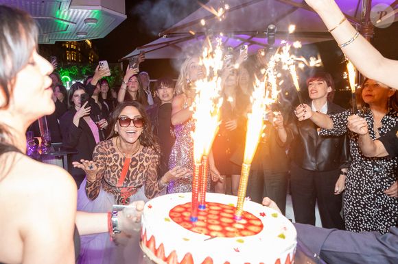 Exclusif - Sandra Sisley (anniversaire), Jennifer Ayache lors d'une soirée  à la suite Sandra & Co lors du Festival International des Séries de Cannes, Canneseries Saison 8, à l’hôtel JW Marriott Cannes le 25 avril 2025.
Sandra Sisley célèbre son anniversaire au Marriott Cannes : une soirée entre élégance, musique et audace
Hier soir, le Marriott à Cannes a accueilli l’anniversaire très attendu de Sandra Sisley. Une soirée chaleureuse et vibrante, réunissant personnalités du monde artistique, figures influentes et amis fidèles autour d’un programme festif et solaire.
Claire d’Espagne, proche de Sandra, a partagé avec elle une montée des marches sublime, toutes deux vêtues de créations signées Les Iconiques Cannes – robes spectaculaires et silhouettes fortes, à l’image de la soirée.
Parmi les moments forts de la soirée, une performance improvisée au piano a captivé les invités. Fleur Pellerin, présente et souriante, a particulièrement adoré l’ambiance musicale.
Le défilé signé Roda Soleil  a enchanté l’assemblée. Trois passages de mannequins ont dévoilé des maillots de bain techniques aux imprimés audacieux, alliant design et innovation textile : bronzage possible tout en bénéficiant d’un indice de protection 30. Le final a vu Sandra Sisley elle-même défiler, vêtue d’un maillot Rodas rehaussé d’un voile spectaculaire, clin d’œil assumé à Madonna.
La soirée a également pu compter sur le soutien de DAY+, partenaire de l’événement, qui a accompagné cette célébration unique.
César Domboy, membre du jury de Canneséries, a passé un agréable moment en journée en dégustant sont cépage du prestigieux châteaux Minuti comme en soirée, découvrant les lieux avec beaucoup d’enthousiasme 
Autre surprise : une démonstration de pole dance par Audrey Mendez, professeure attitrée de Sandra Sisley, qui a conquis les invités, notamment Alain Terzian, Jennifer Ayache, Elisa Bachir Bey et Raphaël Lamaman, et la Créatrice  Du point mode Leslie benaroche.
La mise en beauté  des convives a été orchestré par Franck Provost et Frédéric Mecene, tandis que les bijoux signés Alexandra Marnia et Maison Mazarin ajoutaient une touche d’éclat à cette nuit magique.
On notait également la présence de Fred Monpo coach des célébrités parisiennes, ainsi que de Sofia Aram, les équipes de Gaumont et Stéphanie Azria.
Autour du bar, l’ambiance était à la confidence et à la légèreté. Manu Payet s’est laissé tenter par un verre de rhum Gouverneur, servi avec soin, en bonne compagnie. À ses côtés, l’acteur ,William Lebghil.

Quelques instants plus tard, c’est un autre moment d’émotion qui a marqué la soirée : Gaëlle Constantini, Hortense d'Esteve, Norma Viani et Harry Bougelard, proches parmi les proches de Sandra, ont eu l’honneur d’apporter eux-mêmes le gâteau d’anniversaire. Une attention touchante, empreinte de tendresse, qui a fait fondre l’assemblée.
Une soirée en forme de manifeste : libre, joyeuse, éclectique – à l’image de Sandra Sisley.

© Aurelio Stella / William Sanches Tavares / Bestimage