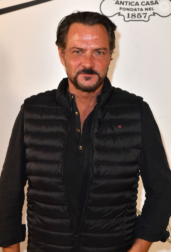 Il précise également que sa dette, ramenée à 1 million d'euros en 2016, se rapproche aujourd'hui des deux millions avec l'ajout de 10% d'intérêts annuels.

Jérôme Kerviel - Présentation du court métrage "Tornando A Casa" pour le lancement du nouveau Borsalino à l'ambassade d'Italie à Paris le 21 mars 2023. © Veeren/Bestimage
