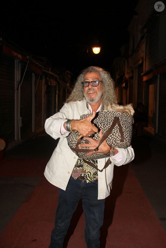 Mais tout ne s'est pas passé comme prévu

Exclusif - Djamel Bentenah (Affaire conclue) - Le Marché Biron et le Marché Dauphine s'associent pour la 4ème édition “Un Marchand, Un Artiste” aux puces de Saint-Ouen, France, le 12 mai 2022. © Philippe Baldini/Bestimage