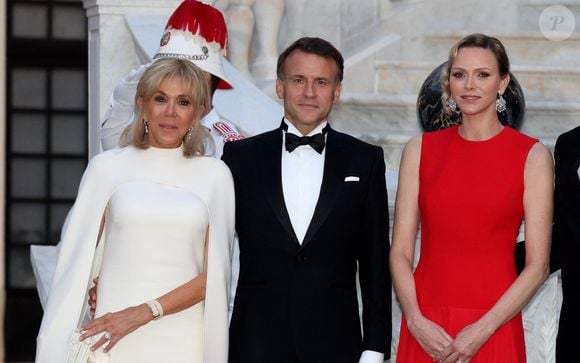 La princesse a été élevée au rang de Grand Croix de la Légion d’honneur.
Brigitte Macron, Le président Emmanuel Macron, La princesse Charlène de Monaco arrivant au dîner d'état en l'honneur de la visite du couple présidentiel français au palais princier à Monaco le 7 juin 2025.
© Dominique Jacovides / Bestimage