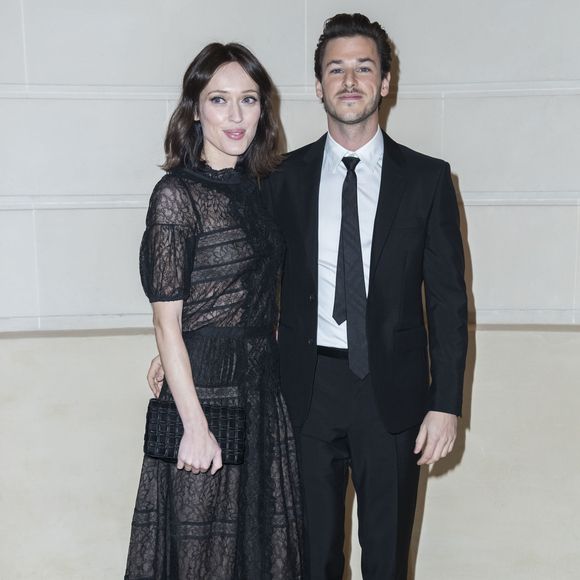 Gaspard Ulliel et Gaëlle Pietri - Photocall lors du deuxième défilé Chanel "Métiers d'Art" au Ritz à Paris, France, le 6 décembre 2016. Cette collection destinée à mettre en valeur le précieux savoir-faire des ateliers Chanel (bottier, plisseur, plumassier, brodeur, ...) donne lieu depuis 2002 à un défilé au mois de décembre. Karl Lagerfeld choisit chaque année un lieu lié à l'histoire de mademoiselle Chanel. Gabrielle Chanel (Coco) a loué à partir de 1937 une suite au troisième étage du Ritz. © Olivier Borde/Bestimage