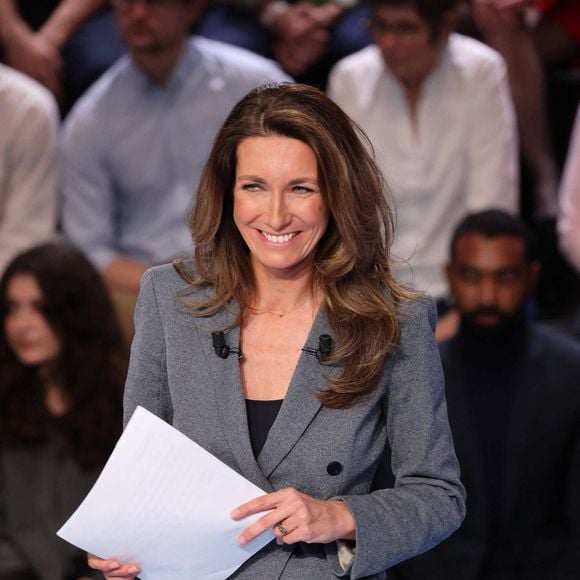 Anne-Claire Coudray - Les candidats à l'élection présidentielle sont sur le plateau de l'émission "La France face à la guerre" sur TF1 le 14 mars 2022.
© Laurent Vu / Pool / Bestimage