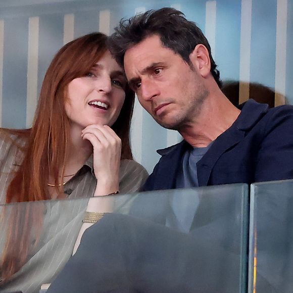 Alison Wheeler et Jérémie Elkaïm dans les tribunes (night session) lors des Internationaux de France de Tennis de Roland Garros 2025
© Dominique Jacovides / Bestimage