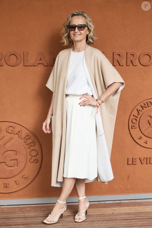 Elle révèle ainsi être trop attachée à son émission et ne pas avoir eu l'envie de présenter le JT.

Caroline Roux - Les célébrités au village lors des Internationaux de France de tennis de Roland Garros 2024 à Paris. Le 5 juin 2024. 
© Jacovides-Moreau/Bestimage