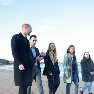 Le prince de Galles  se promène sur la plage de Colwyn Bay, dans le nord du Pays de Galles, avec des membres du Youth Ocean Network de la Marine Conservation Society qui ont participé au projet Hiraeth Yn Y Mor, qui s'est achevé en mars 2025, afin d'écouter ce qu'ils ont appris grâce à leur travail sur le projet et l'importance de la connaissance des océans et du temps passé au bord de la mer pour le bien-être mental. Photo par PA Photo/ Bestimage