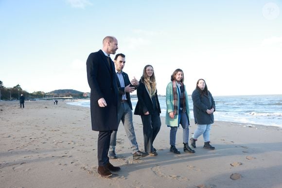 Le prince de Galles  se promène sur la plage de Colwyn Bay, dans le nord du Pays de Galles, avec des membres du Youth Ocean Network de la Marine Conservation Society qui ont participé au projet Hiraeth Yn Y Mor, qui s'est achevé en mars 2025, afin d'écouter ce qu'ils ont appris grâce à leur travail sur le projet et l'importance de la connaissance des océans et du temps passé au bord de la mer pour le bien-être mental. Photo par PA Photo/ Bestimage