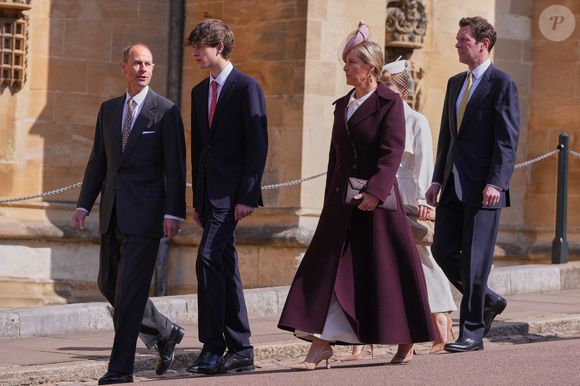 Parmi les présents figuraient le prince Edward et son épouse Sophie, duchesse d’Édimbourg, venus avec leur fils James...

Le duc et la duchesse d'Édimbourg (à gauche et au centre) assistent à l'office des matines de Pâques à la chapelle St George au château de Windsor, Berkshire. UK, le dimanche 20 avril 2025.  Photo par Kirsty Wigglesworth/PA Wire/ABACAPRESS.COM